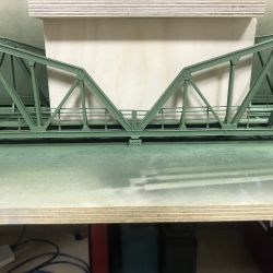 Reseda-Grün als Grundfarbe für die Brücke übers Lindental